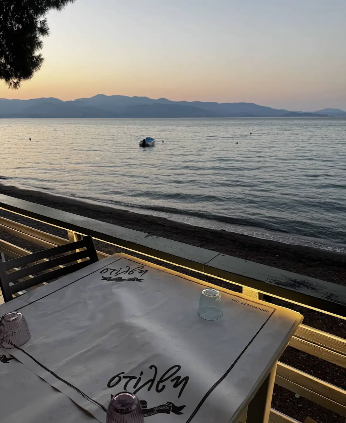 Τραπέζι της Στίλβης με θέα τη θάλασσα στο ηλιοβασίλεμα